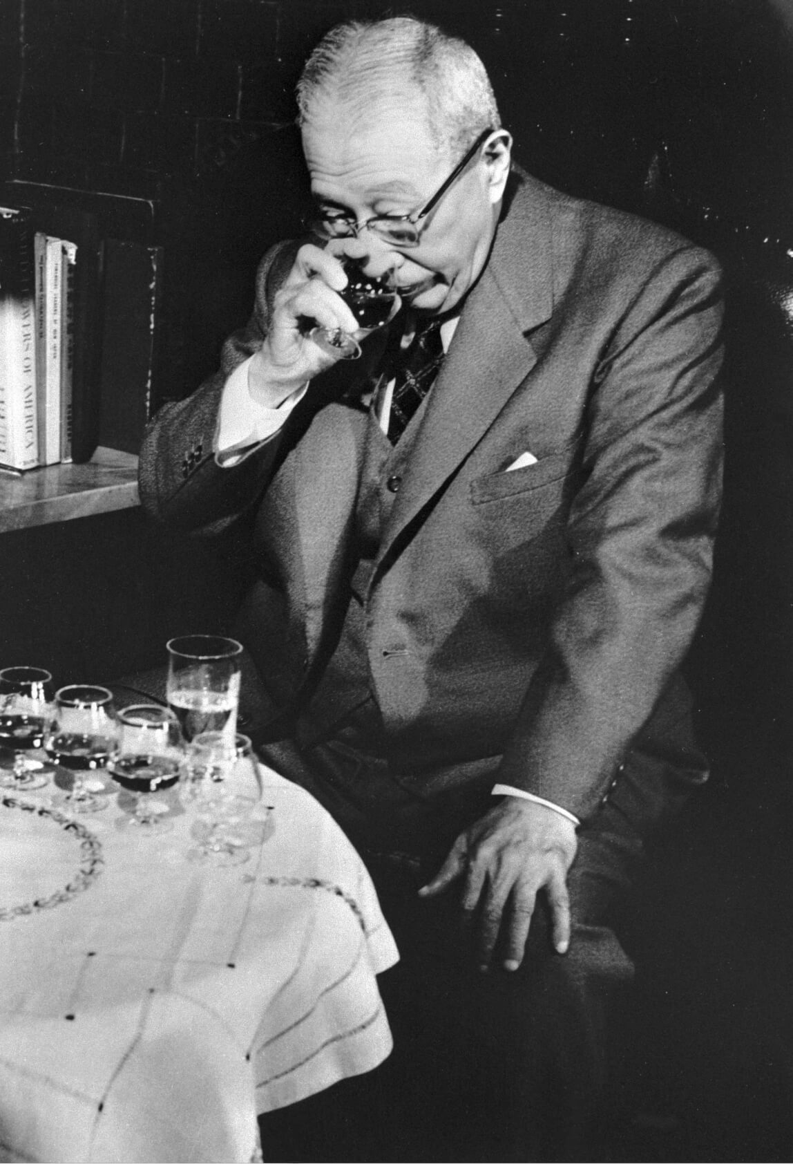 Photo of Suntory founder Shinjiro Torii, immersed in creating a whisky blend