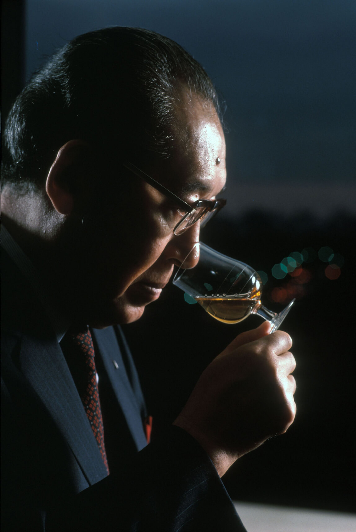 Photo of former Suntory president Keizo Saji sniffing sample of Suntory product