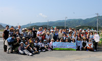 Employees and volunteers participating in the 2012 Rikuzentakata National Roadside Flower Bed Project
