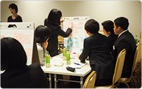Suntory held a product development workshop to instill the consumer-oriented spirit through first-hand experience together with the next-generation responsible for our future. (January 2018)