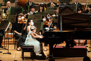 A four-hand piano performance by a young soloist, who passed an audition, and Michie Koyama, one of Japan’s top pianists, with the orchestra