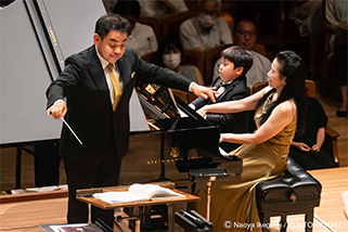 A four-hand piano performance by a young soloist, who passed an audition, and Michie Koyama, one of Japan’s top pianists, with the orchestra