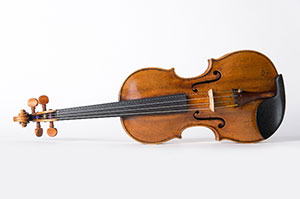Violin crafted in 1669 by Jacob Stainer, loaned to Mako Ochiai by the Suntory Foundation for the Arts (2016)