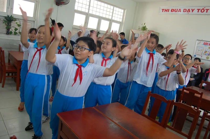 In Vietnam, elementary school students learn good handwashing habits through a dance. In addition to these on-site lessons, we are supporting the installation of water purification systems and handwashing stations as well as restroom renovations.