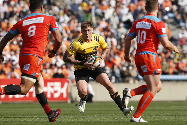 Suntory Sungoliath's Australian Sean McMahon (R) celebrates after scoring a try during the Japan Rugby Top League match between Suntory Sungoliath and Shining Arcs at the Komazawa Olympic Park Stadium in Tokyo on April 11, 2021. (Photo by Yuki IWAMURA / AFP) (Photo by YUKI IWAMURA/AFP via Getty Images)