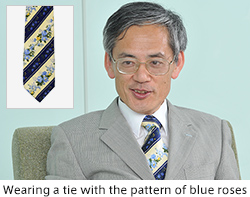Wearing a tie with the pattern of blue roses