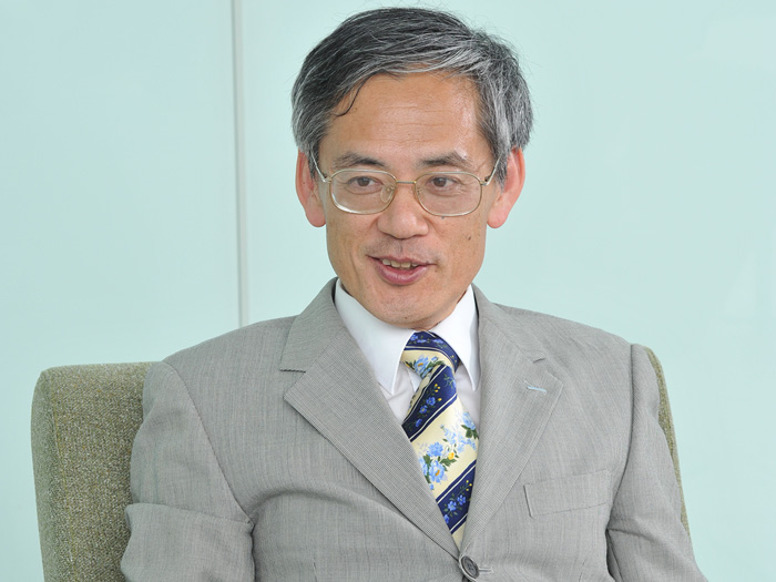 Wearing a tie with the pattern of blue roses