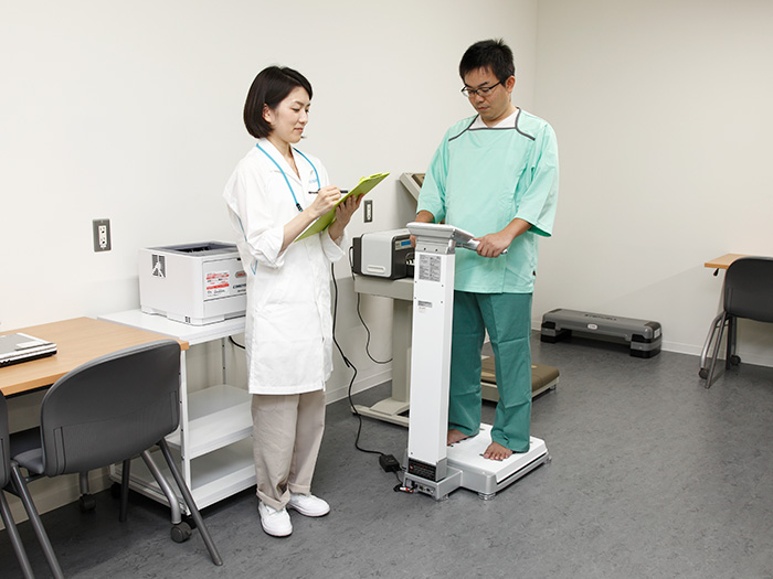 Measuring body fat on 200 subjects via CT scan