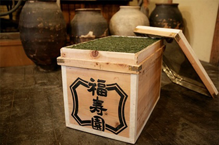 The name Iyemon comes from the founder of long-established Kyoto tea merchants Fukujuen, established in 1790