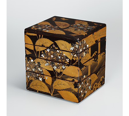 Tiered Box with Hydrangea Design in Mother-of-pearl Inlay and Maki-e