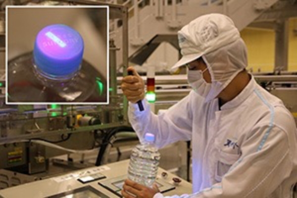 Operations using the new factory’s IoT platform. / The IDs required to trace each product