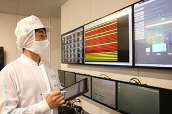 Operations using the new factory’s IoT platform. / A dashboard displaying various information