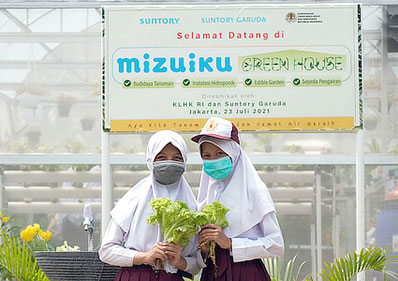 Children learning at the first greenhouse facility at a Mizuiku School