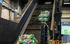 搬入されるリサイクルボトルの写真